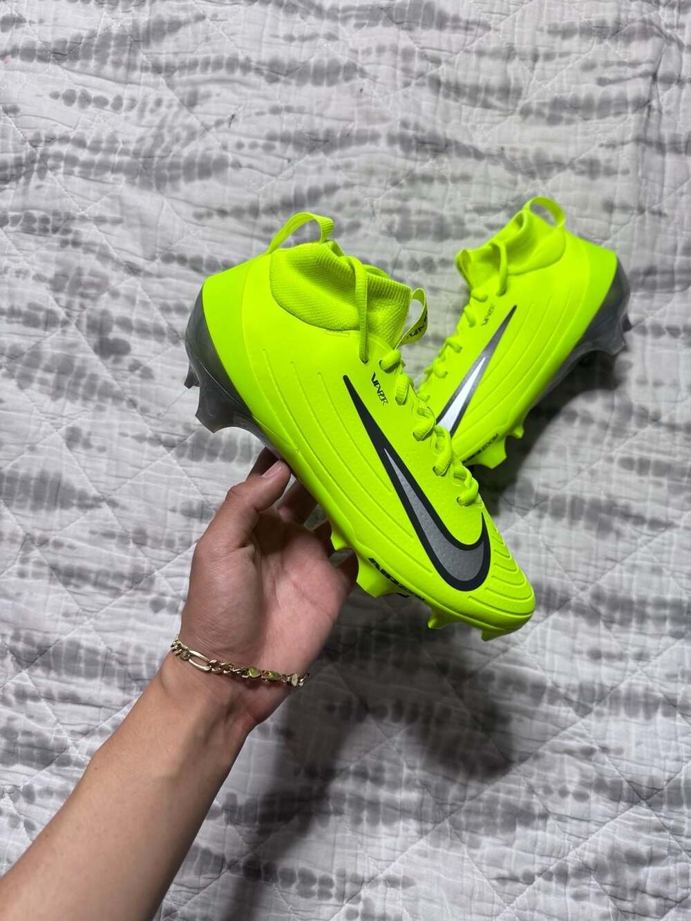 Nike Vapor Pro 1 Football Men’s 6.5 Volt Metallic Silver FB3298-700